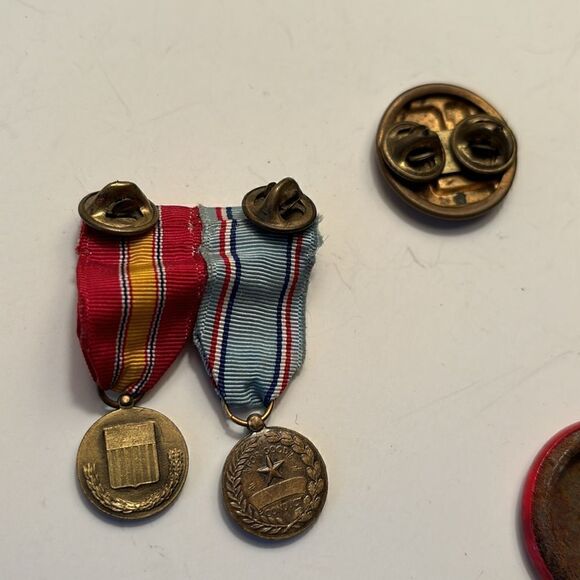 Mixed Lot of Military Pins- World War 1 and assorted United States veteran gear - Picture 4 of 6